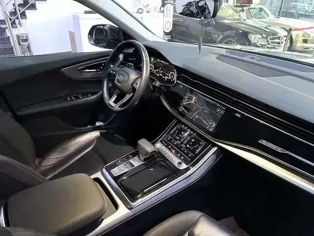 Używany Audi Q8 Performance 286 KM (210 kW) 2019 Szary SUV