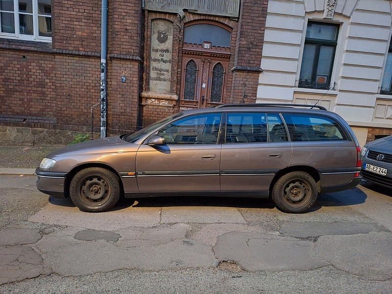Braun Gebraucht 1998 Opel Omega Kombi | 1.900 € (Guter Preis) - Bild 1/4