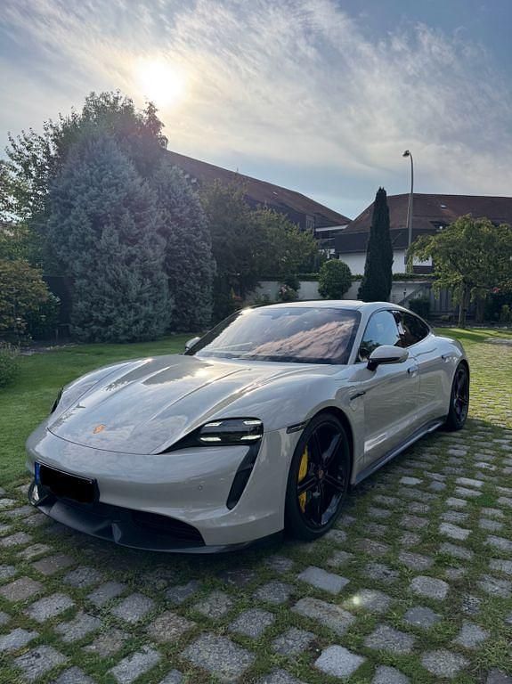 Grau Gebraucht 2023 Porsche Taycan Turbo S Limousine | 107.900 € (Fairer Preis) - Bild 1/4