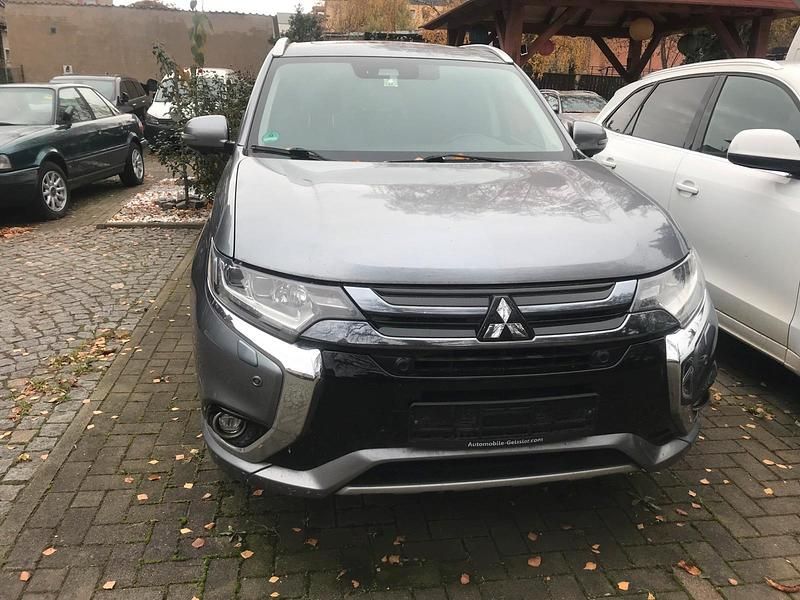 Grau Gebraucht 2017 Mitsubishi Outlander P-HEV SUV | 10.500 € (Superpreis) - Bild 1/4