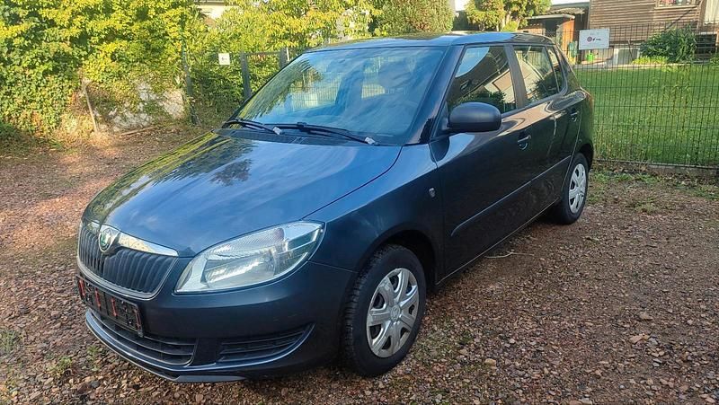 Grau Gebraucht 2011 Skoda Fabia Kleinwagen | 2.250 € (Guter Preis) - Bild 1/4