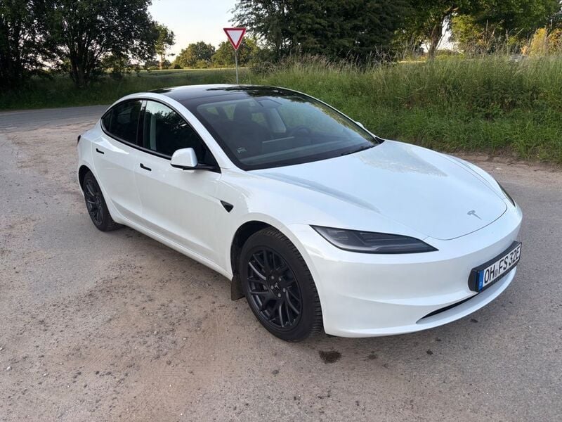 Weiß Gebraucht 2024 Tesla Model 3 Limousine | 37.500 € (Etwas zu teuer) - Bild 1/4