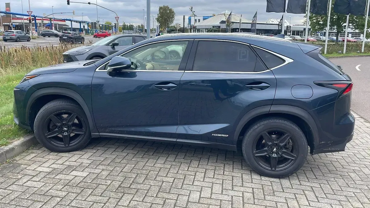 Gebraucht Lexus NX300h Luxury Line 155 PS (114 kW) 2015 Blau SUV