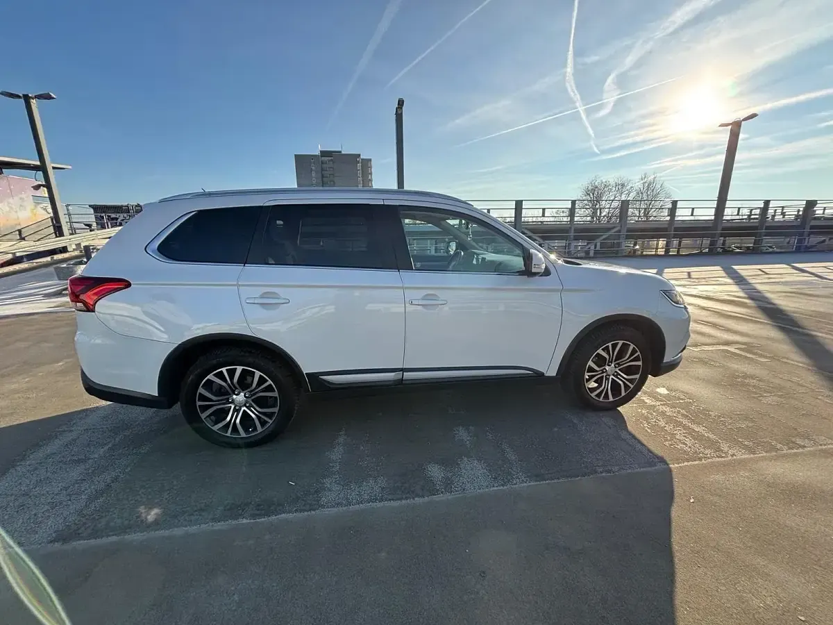 Begagnad Mitsubishi Outlander 150 HK (110 kW) 2016 Vit SUV