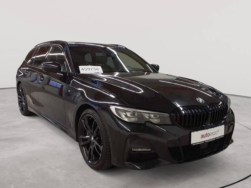 Saphirschwarz metallic Gebraucht 2020 BMW 330 M Sport Kombi | 26.290 € (Guter Preis) - Bild 1/4