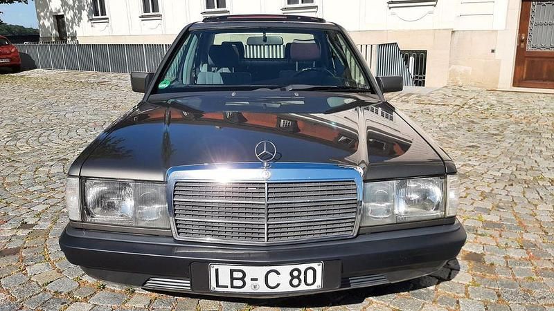 Grau Gebraucht 1986 Mercedes 190 Limousine | 6.200 € - Bild 1/4