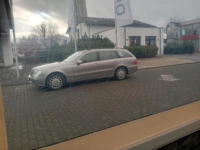 Gebraucht Mercedes E220 150 PS (110 kW) 2005 Andere farben Kombi