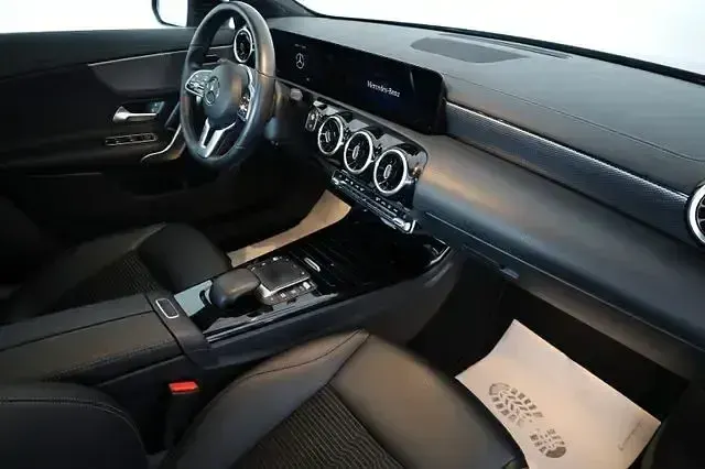 Gebraucht Mercedes CLA200 212 PS (155 kW) 2021 Kosmosschwarz  metalliclack (metallic) Coupé