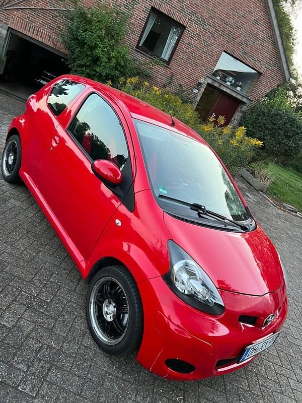 Rot Gebraucht 2009 Toyota Aygo Kleinwagen | 2.950 € (Etwas zu teuer) - Bild 1/4