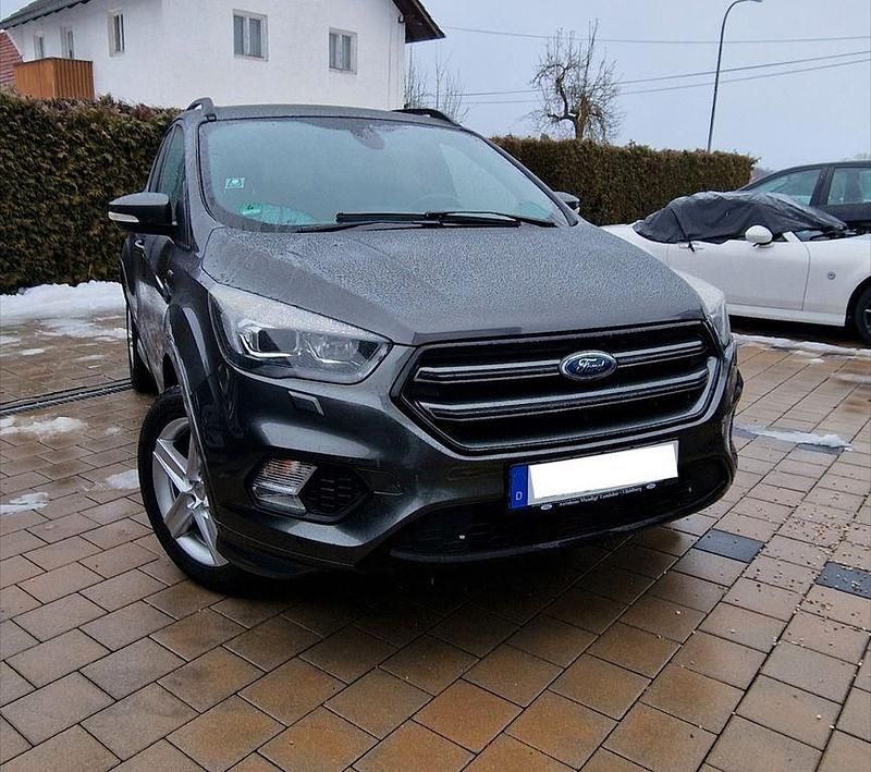Grau Gebraucht 2018 Ford Kuga ST-Line SUV | 15.750 € (Fairer Preis) - Bild 1/4