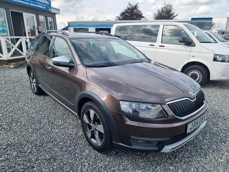 Braun Gebraucht 2015 Skoda Octavia Scout 4x4 Kombi | 9.200 € (Fairer Preis) - Bild 1/4