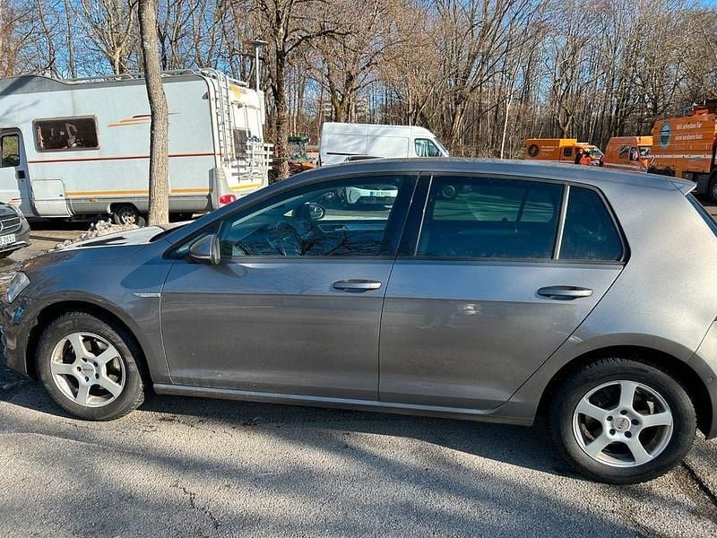 Braun Gebraucht 2014 VW Golf Comfortline Limousine | 6.500 € (Superpreis) - Bild 1/4