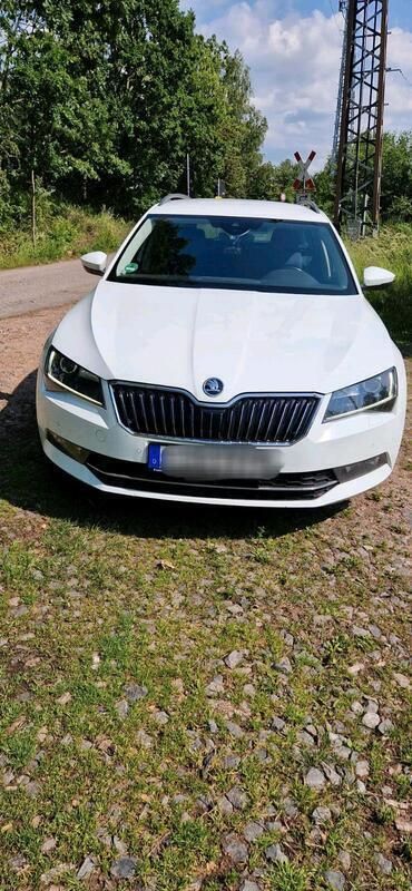 Weiß Gebraucht 2017 Skoda Superb Kombi | 11.399 € (Etwas zu teuer) - Bild 1/4