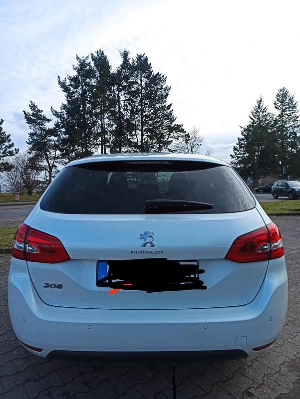 Gebraucht Peugeot 308 SW 131 PS (96 kW) 2015 Weiß Kombi