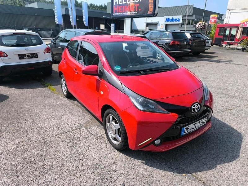 Rot Gebraucht 2017 Toyota Aygo Kleinwagen | 7.490 € (Superpreis) - Bild 1/4