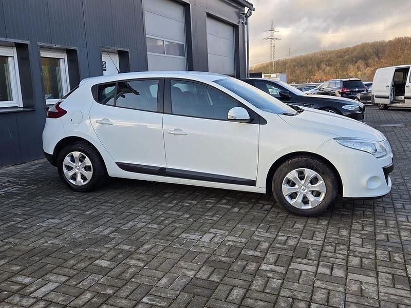 Gebraucht Renault Mégane Authentique 101 PS (74 kW) 2009 Weiß Limousine