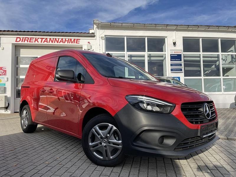 Rot Gebraucht 2023 Mercedes Citan 110 Van / Kleinbus | 19.635 € (Guter Preis) - Bild 1/4
