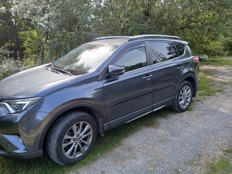 Grau Gebraucht 2017 Toyota RAV4 Hybrid Executive SUV | 21.900 € (Fairer Preis) - Bild 1/4