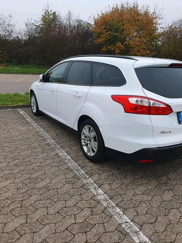 Weiß Gebraucht 2011 Ford Focus Kombi | 4.790 € (Fairer Preis) - Bild 1/4