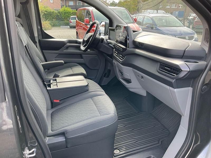 Gebraucht Ford Tourneo Titanium 170 PS (125 kW) 2025 Grau Van / Kleinbus