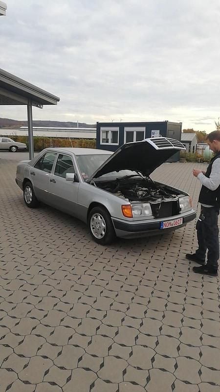 Gebraucht Mercedes 200 75 PS (55 kW) 1991 Silber Limousine