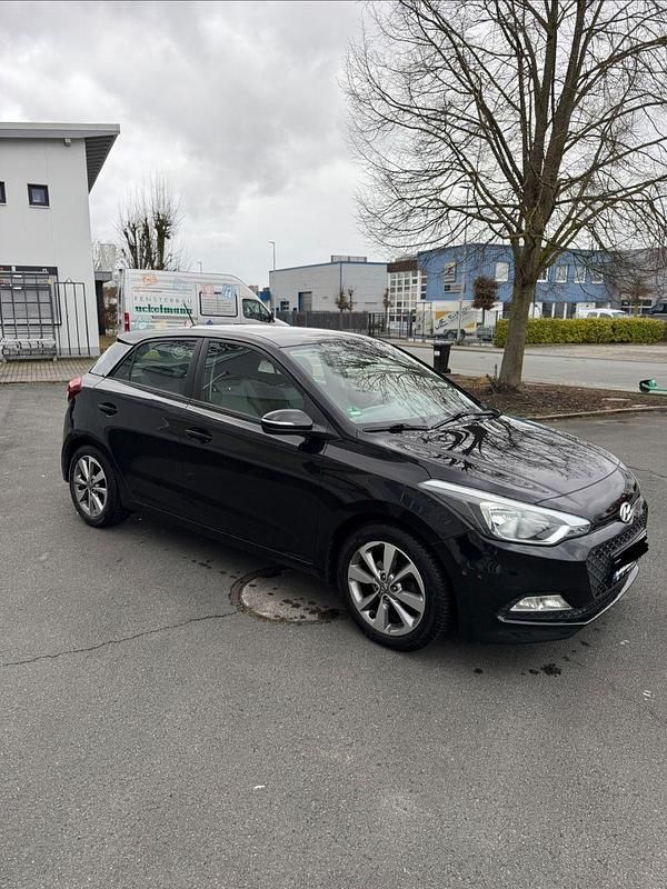 Gebraucht Hyundai i20 YES! Silver 84 PS (61 kW) 2015 Schwarz Kleinwagen