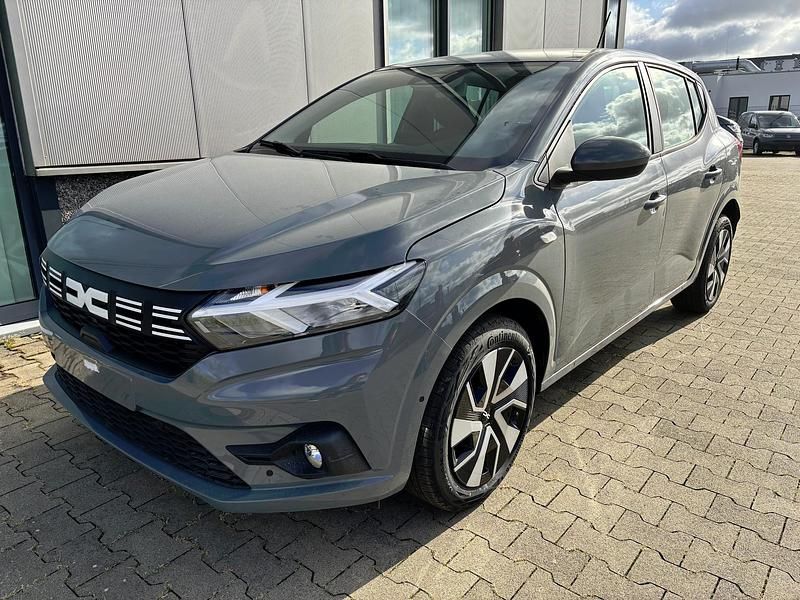 Sonderunilackierung urbangrau Neu 2025 Dacia Sandero Expression Kleinwagen | 17.584 € (Fairer Preis) - Bild 1/4