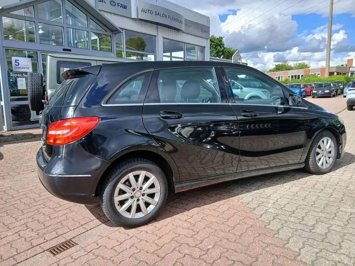Gebraucht Mercedes B180 109 PS (80 kW) 2013 Schwarz Kleinwagen