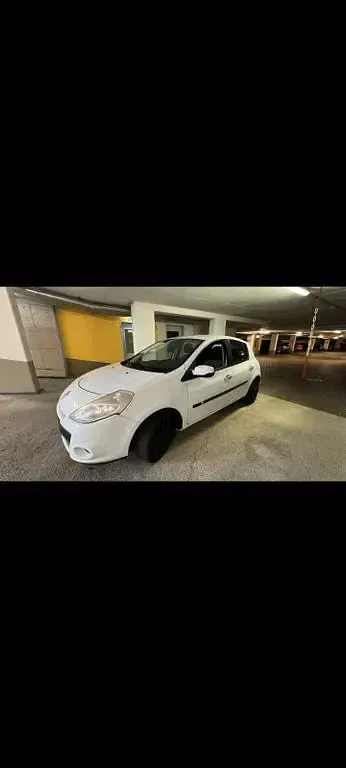 Używany Renault Clio IV Expression 75 KM (55 kW) 2012 Biały Sedan/Limuzyna