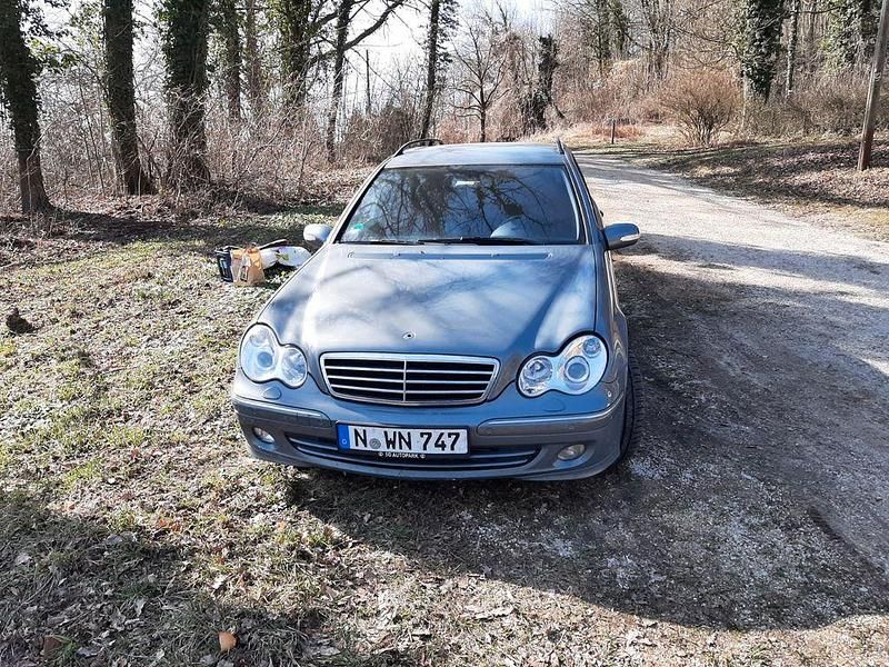 Gebraucht Mercedes 220 150 PS (110 kW) 2006 Blau Limousine