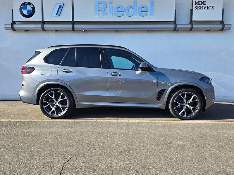 Gebraucht BMW X5 M Sport 298 PS (219 kW) 2024 Skyscraper grau metallic SUV
