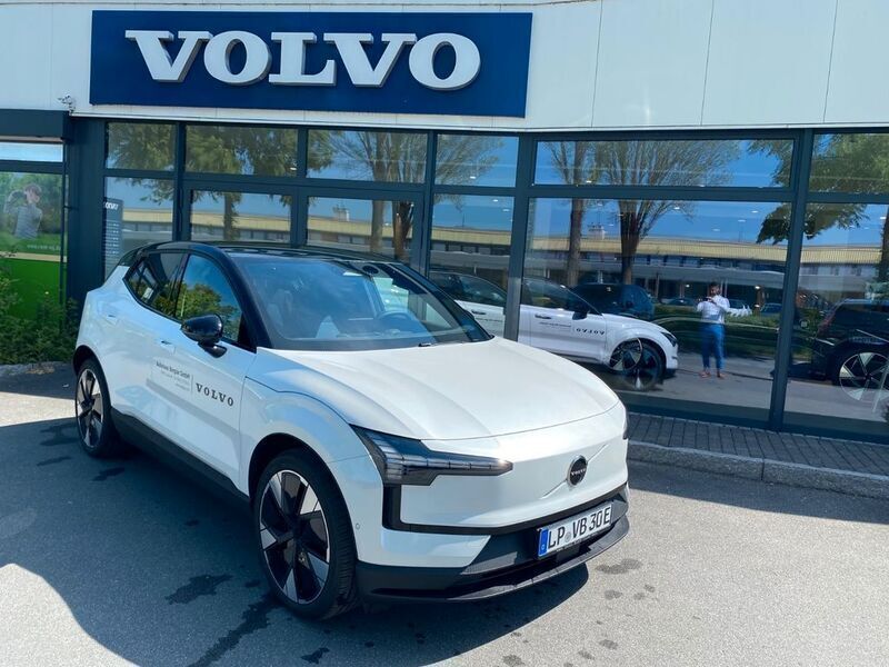 Weiß Gebraucht 2025 Volvo EX30 Performance SUV | 43.900 € (Etwas zu teuer) - Bild 1/4