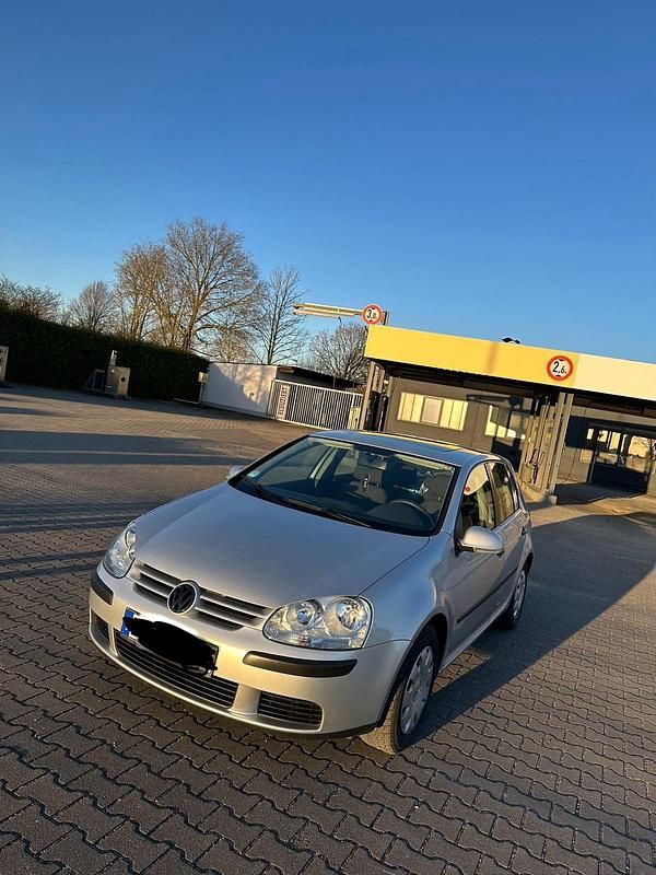 Grau Gebraucht 2004 VW Golf V Kleinwagen | 3.000 € - Bild 1/4