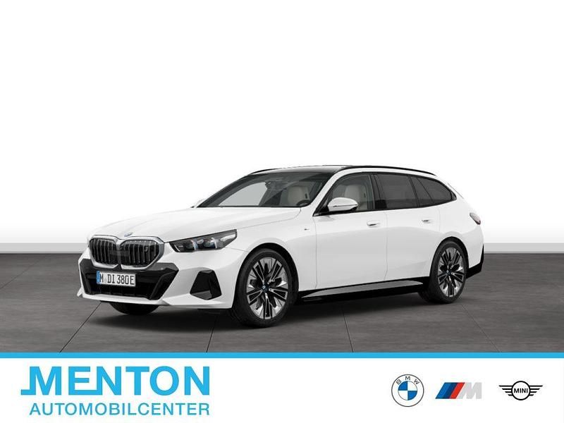 Weiß Gebraucht 2024 BMW i5 M Sport Kombi | 64.691 € - Bild 1/2