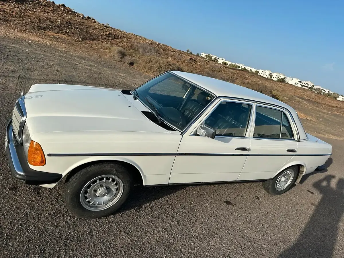 Gebraucht Mercedes 300 80 PS (58 kW) 1980 Weiß Limousine