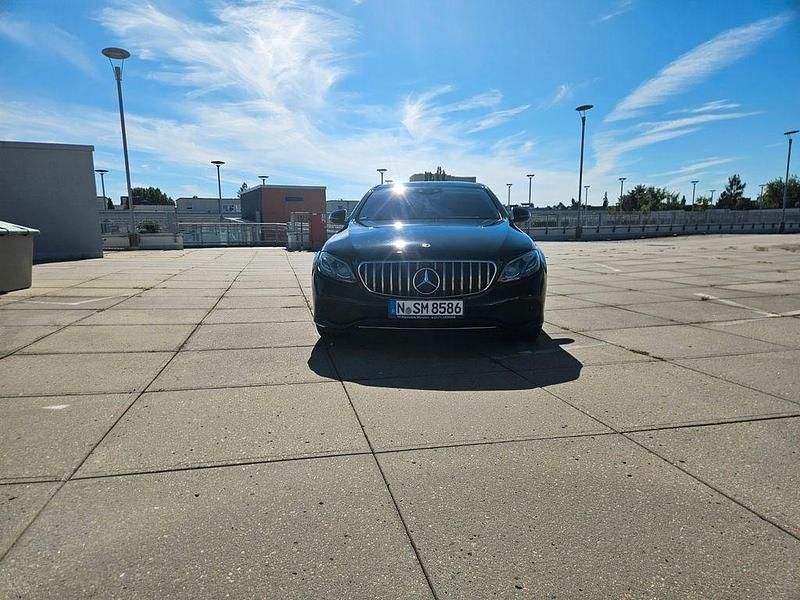 Gebraucht Mercedes E220 194 PS (142 kW) 2019 Schwarz Limousine