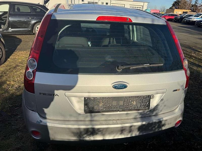 Gebraucht Ford Fiesta Ambiente 68 PS (50 kW) 2008 Silber Kleinwagen