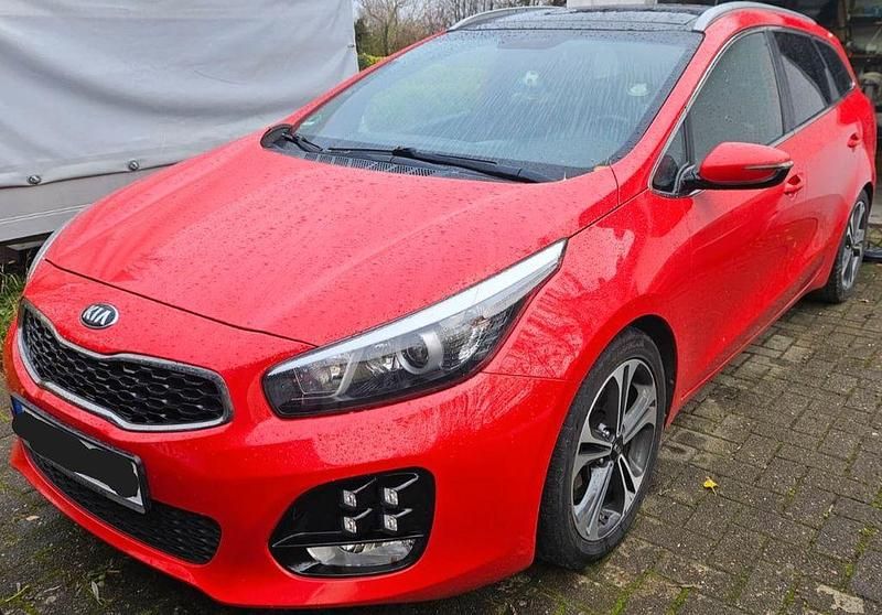 Rot Gebraucht 2016 Kia Ceed Platinum Edition Kleinwagen | 10.600 € (Guter Preis) - Bild 1/4