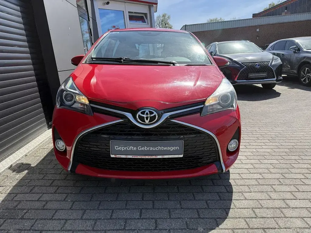 Gebraucht Toyota Yaris Lounge 99 PS (72 kW) 2015 Rot Kleinwagen