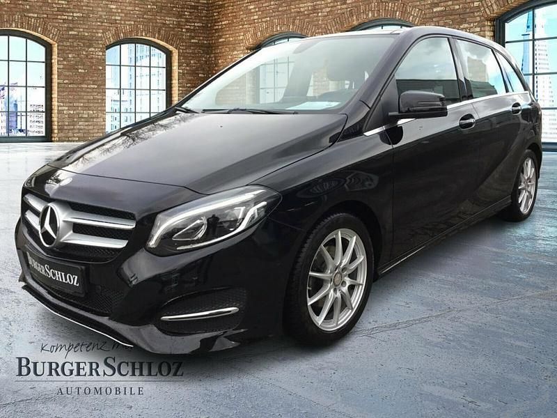 Metalliclack kosmosschwarz Gebraucht 2016 Mercedes 200 Limousine | 16.800 € (Fairer Preis) - Bild 1/4