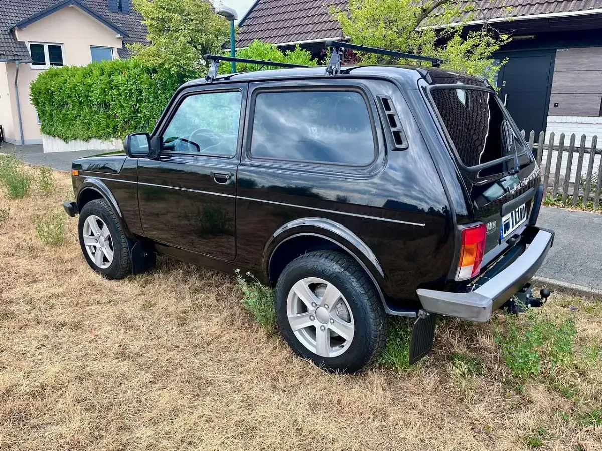 Gebraucht Lada niva 83 PS (61 kW) 2021 Schwarz SUV