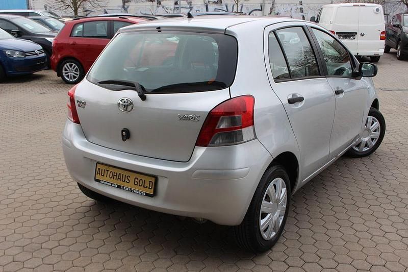 Gebraucht Toyota Yaris Cool 69 PS (50 kW) 2010 Silber Kleinwagen