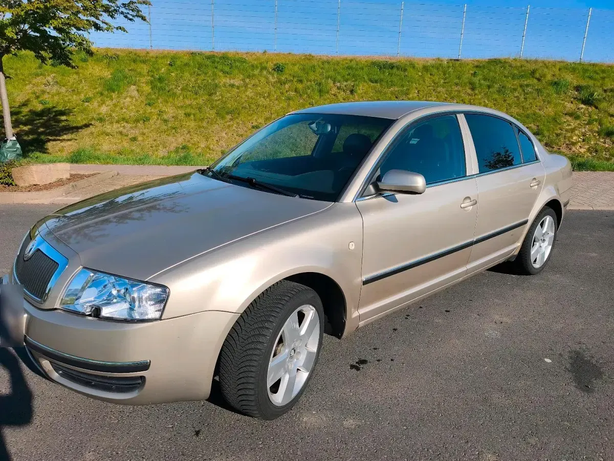 Second-hand Skoda Superb 131 CP (96 kW) 2003 Auriu Berlinǎ