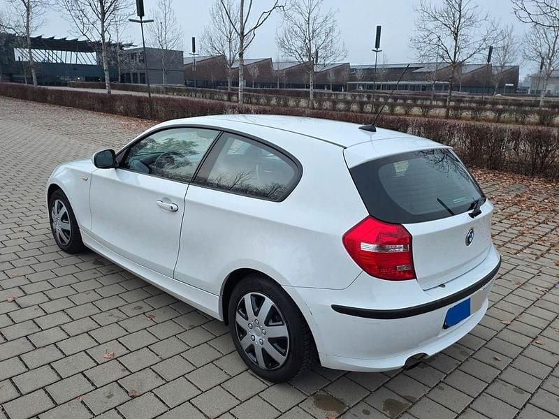 Gebraucht BMW 116 122 PS (89 kW) 2011 Weiß Kleinwagen
