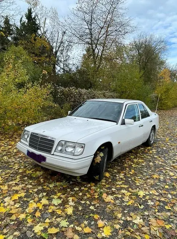 Gebraucht Mercedes E220 150 PS (110 kW) 1995 Weiß Limousine