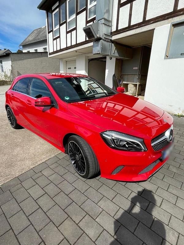 Gebraucht Mercedes A160 102 PS (75 kW) 2016 Rot Limousine