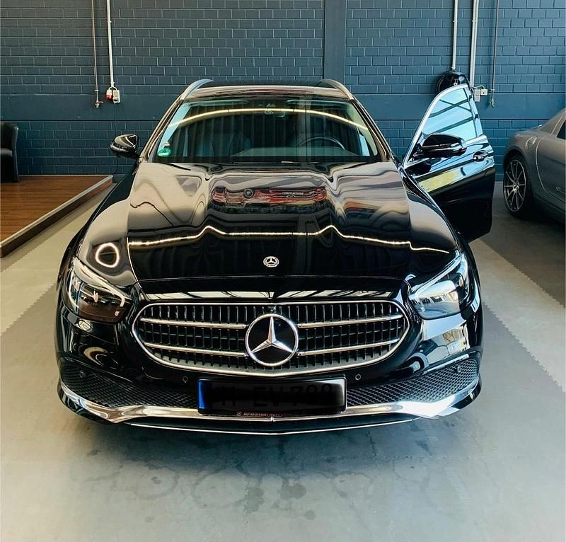 Schwarz Gebraucht 2021 Mercedes E200 Kombi | 37.500 € (Teuer) - Bild 1/4
