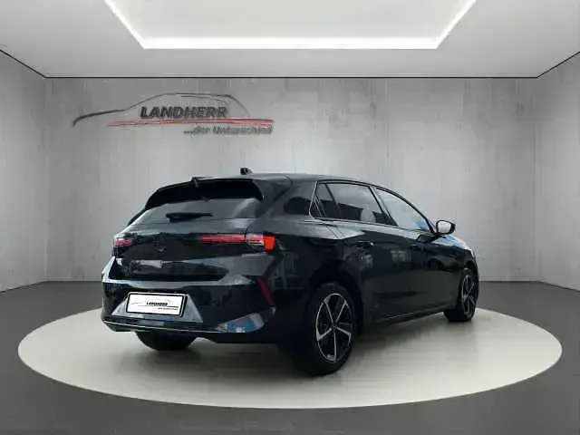 Używany Opel Astra 131 KM (96 kW) 2024 Czarny Sedan/Limuzyna