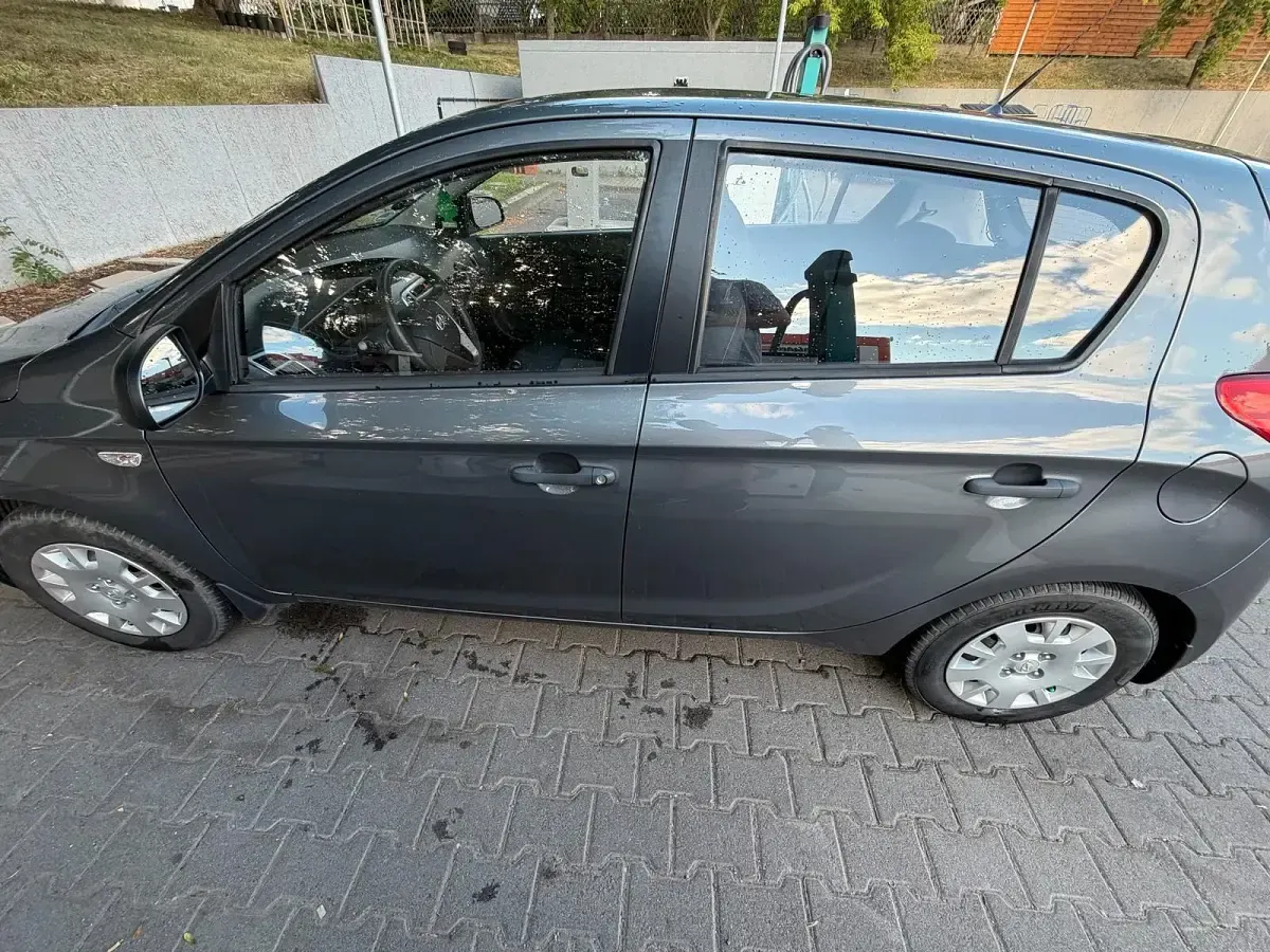 Gebraucht Hyundai i20 86 PS (63 kW) 2014 Grau Kleinwagen