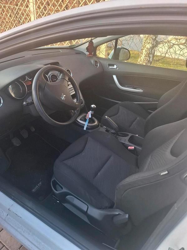 Gebraucht Peugeot 207 95 PS (69 kW) 2011 Weiß Kleinwagen